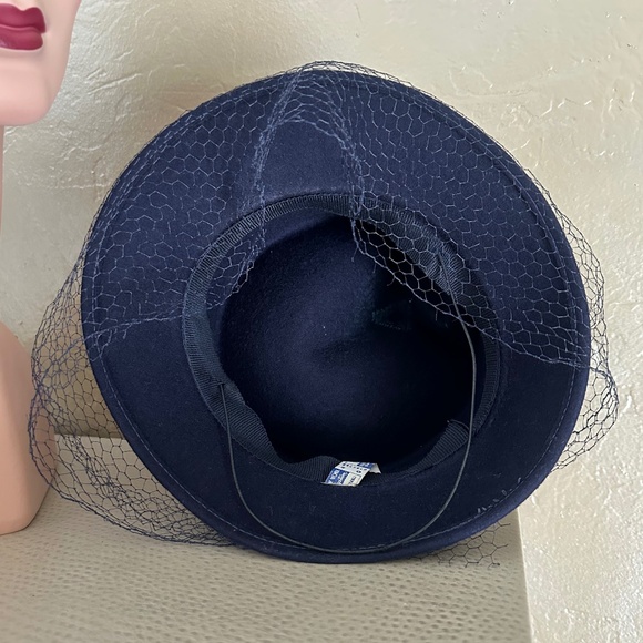 DISTINGUISHED 1940's NAVY TILT FELT HAT - INDENTED CYLINDRICAL CROWN & VEIL - Picture 12 of 13